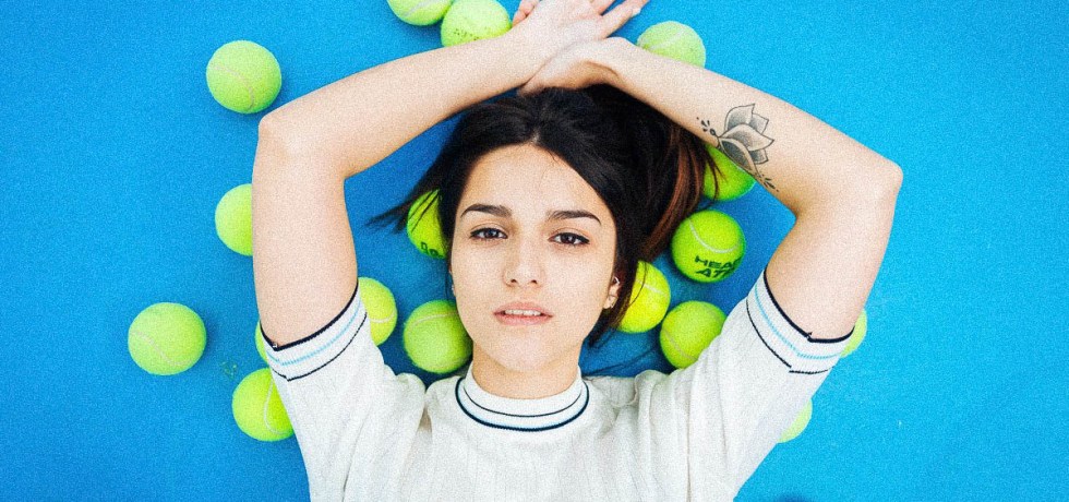 Chica-tumbada-pelotas-grano