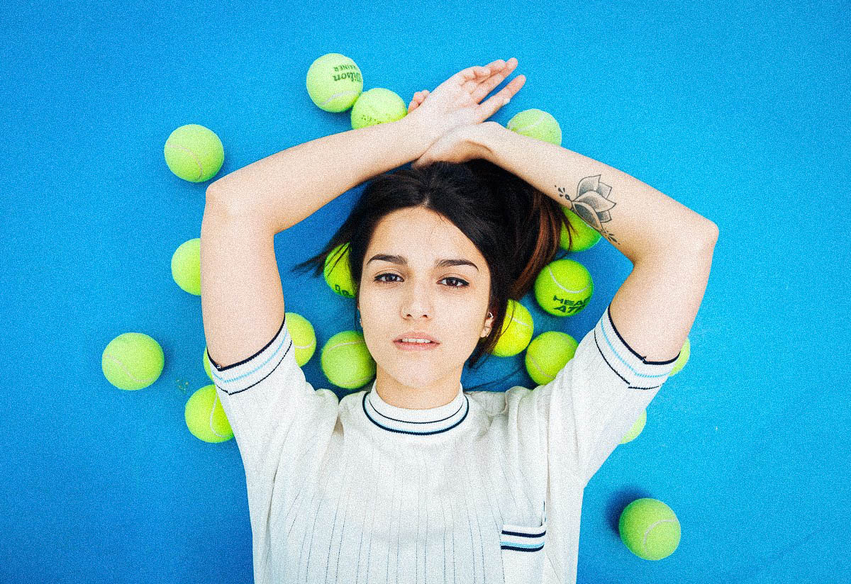 Chica-tumbada-pelotas-grano