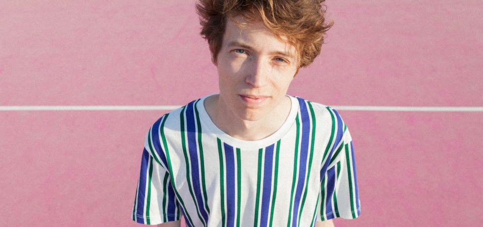 Chico-tenis-pista-rosa-grano