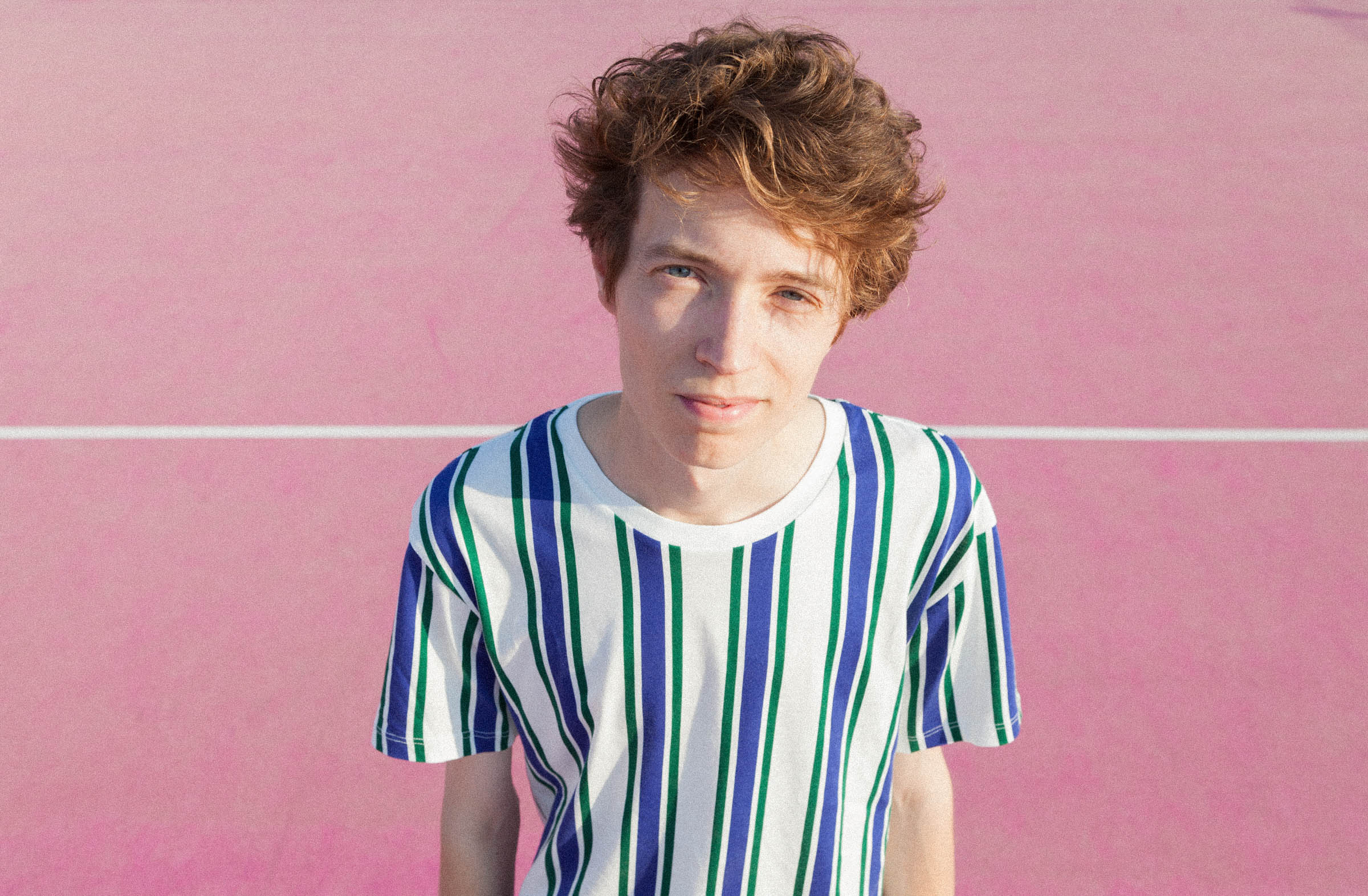 Chico-tenis-pista-rosa-grano