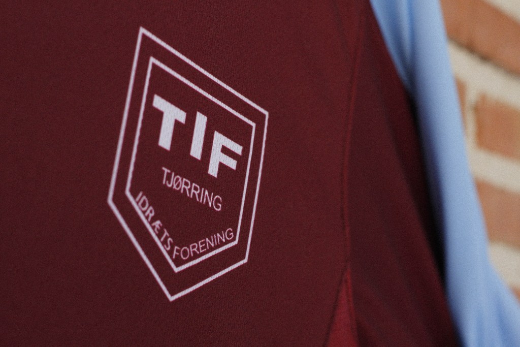 Camiseta-escudo-Tjørring-IF-grano