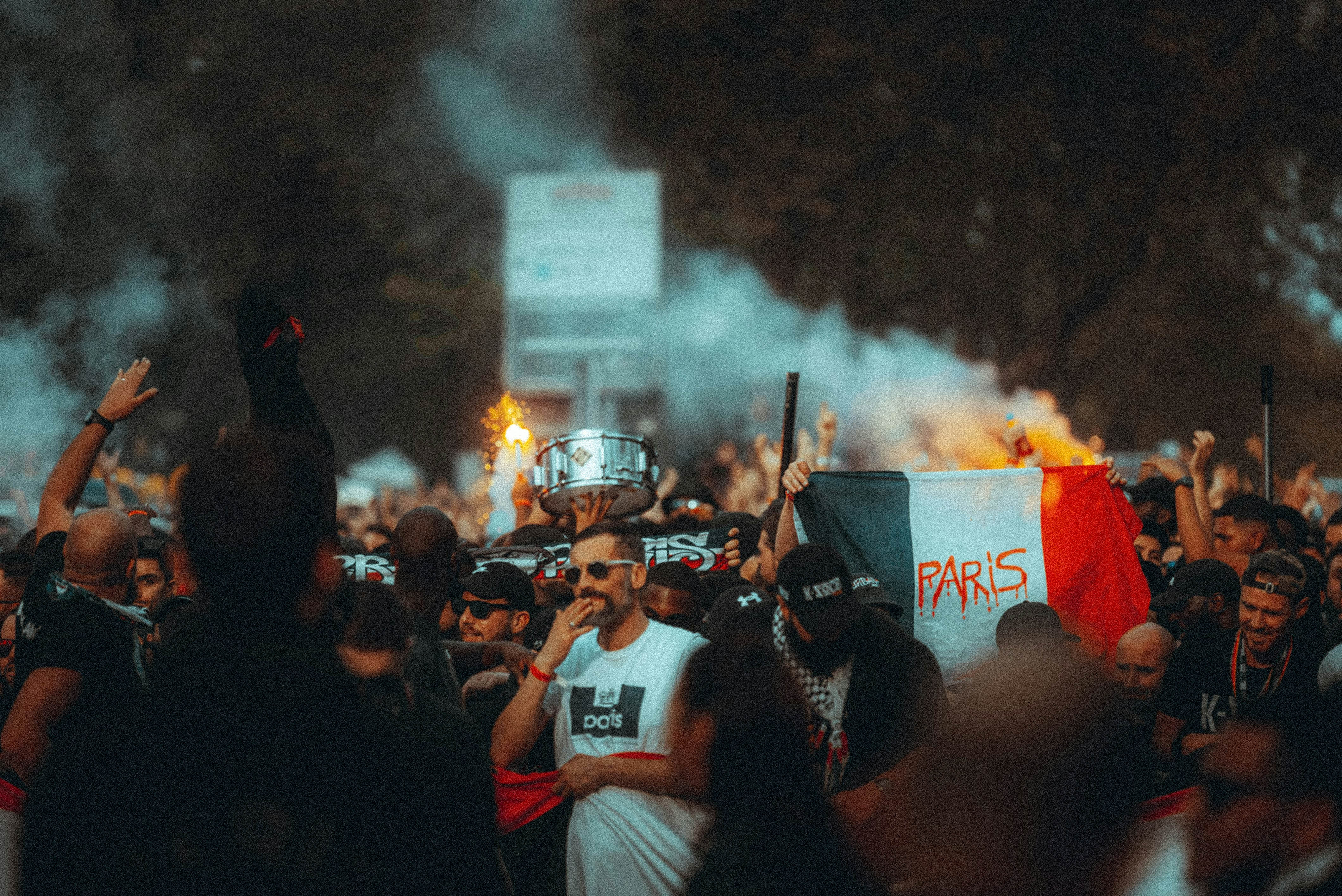 Fans-Paris-PSG-Bengals-bombo